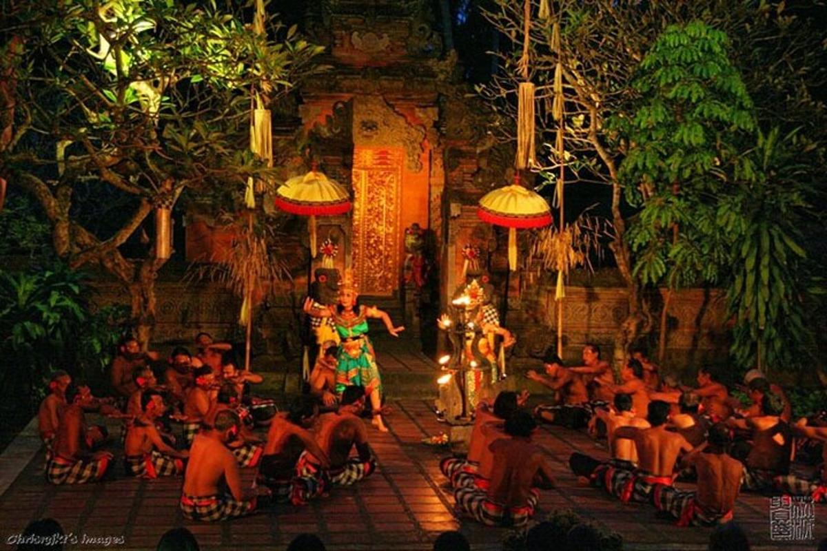 sekumpulan orang menonton seseorang dalam persembahan