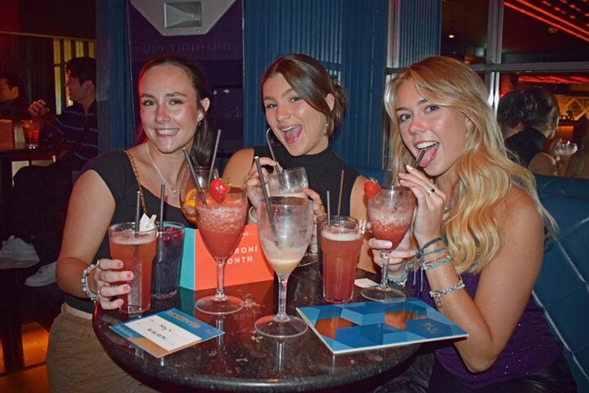 tre donne sedute a un tavolo con delle bevande