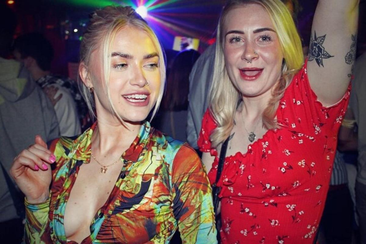 dvě ženy stojící vedle sebe na večírku