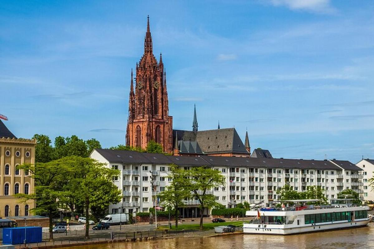 en bygning med et klokketårn ved siden av en elv