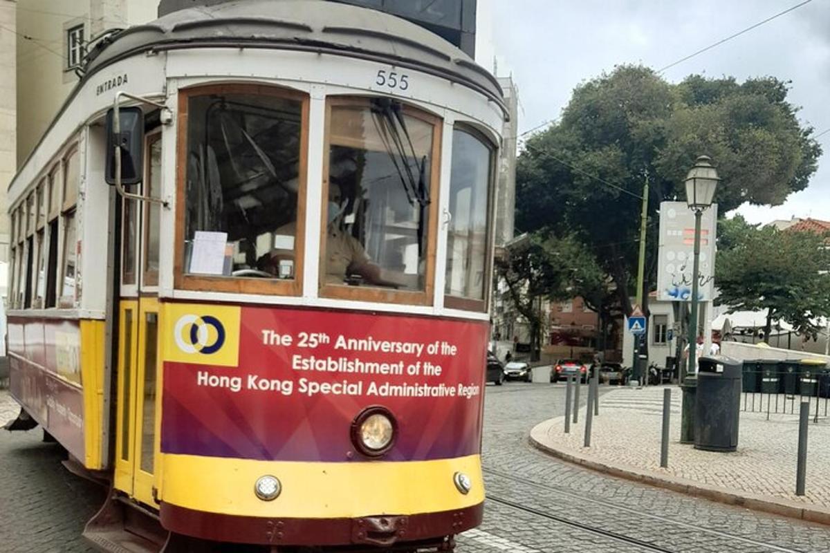 tramvaj jedoucí po městské ulici
