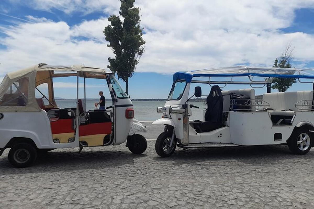 un carrello da golf parcheggiato accanto a un campo da golf