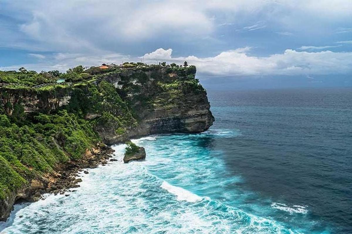 pemandangan udara pulau berbatu di lautan