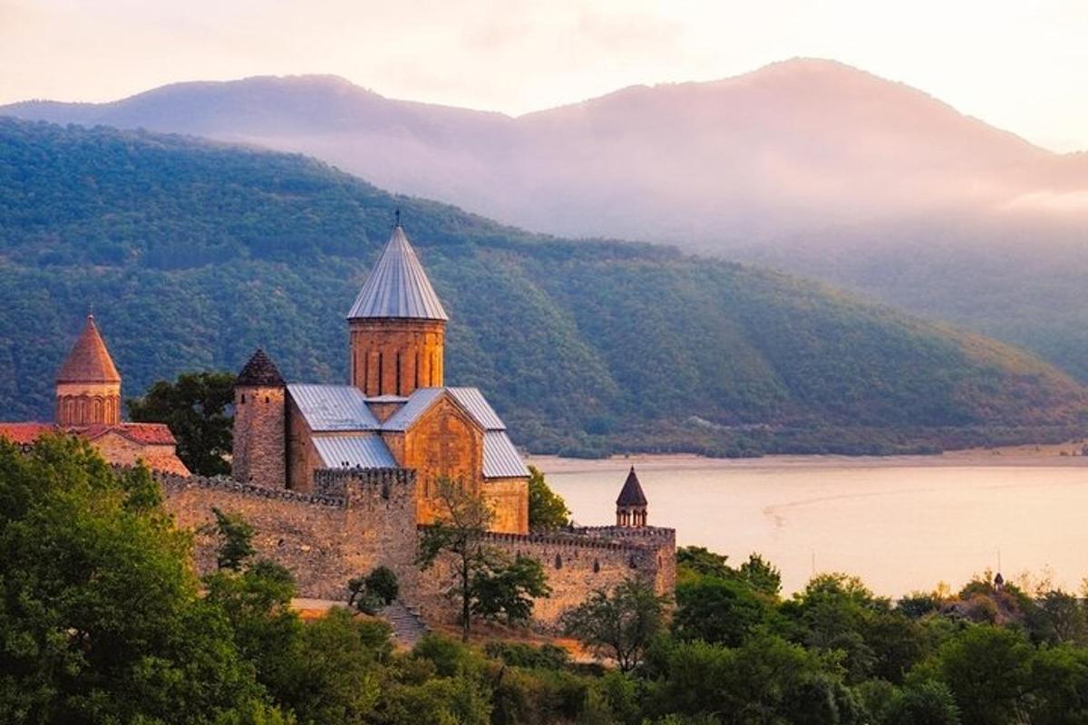 hrad na kopci u vodní plochy