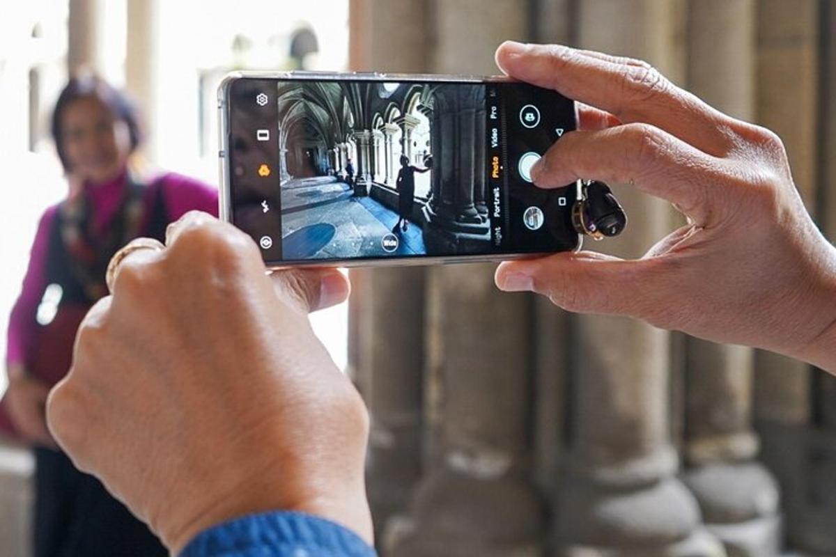 osoba fotografující fotoaparátem