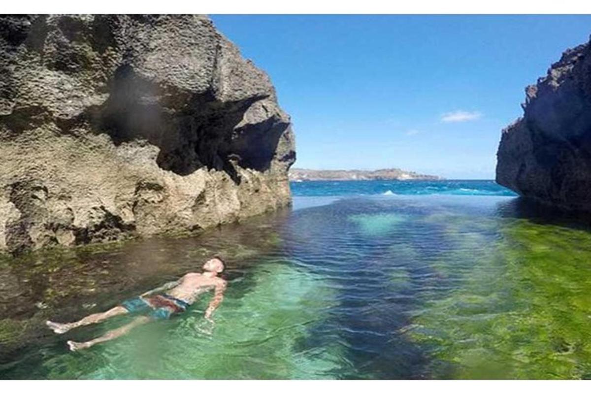 seorang pria berenang di perairan