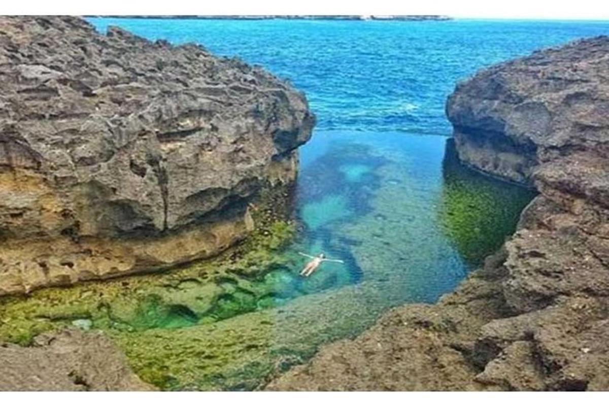 Una vista aérea del océano entre dos grandes rocas.