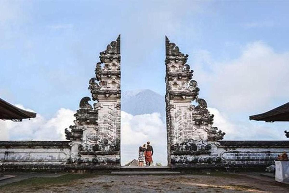 两个人站在一栋建筑物前