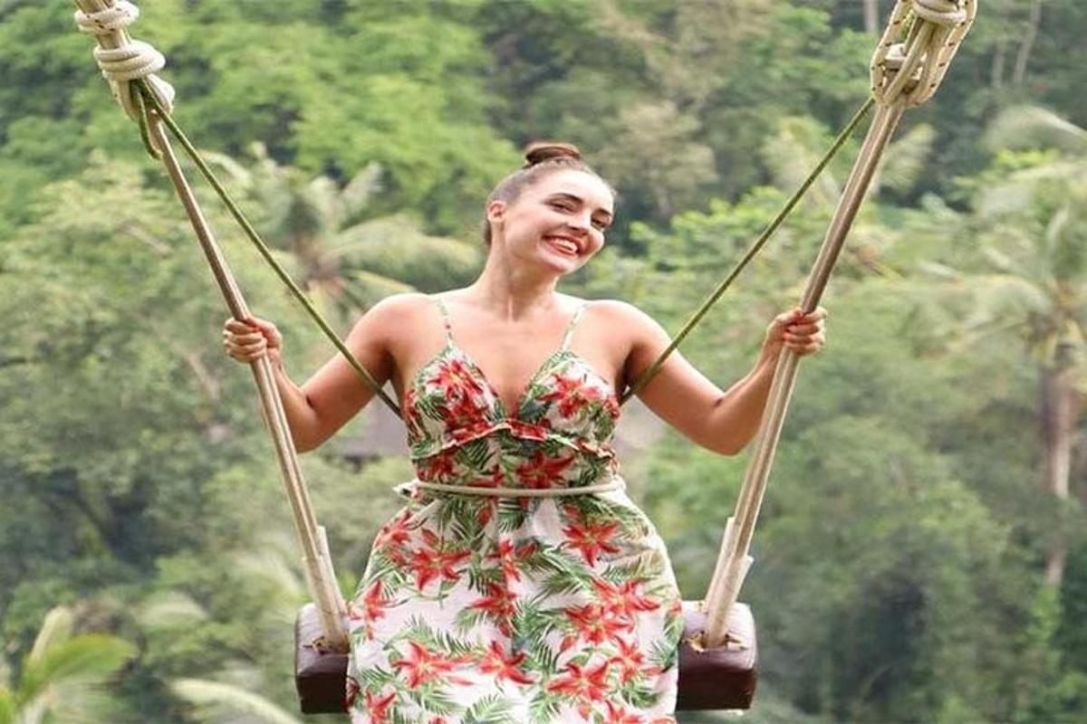una donna in abito che cavalca un'altalena
