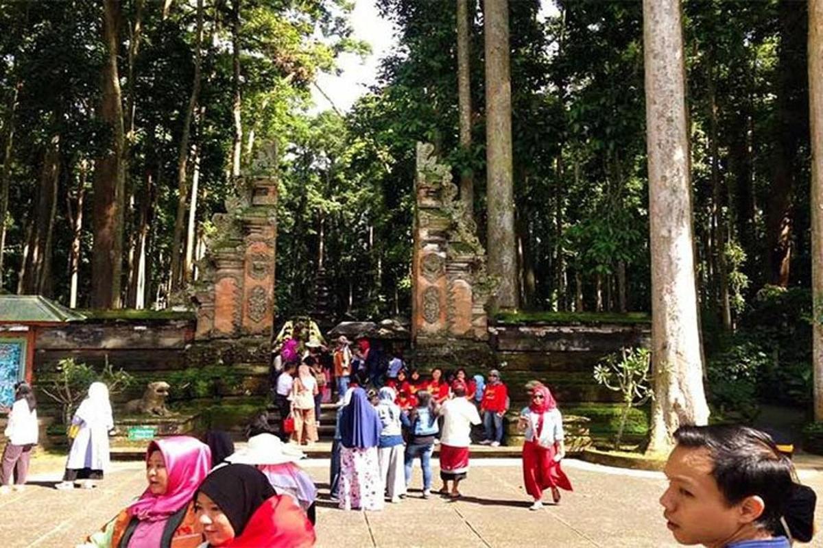 un gruppo di persone in piedi davanti a un tempio