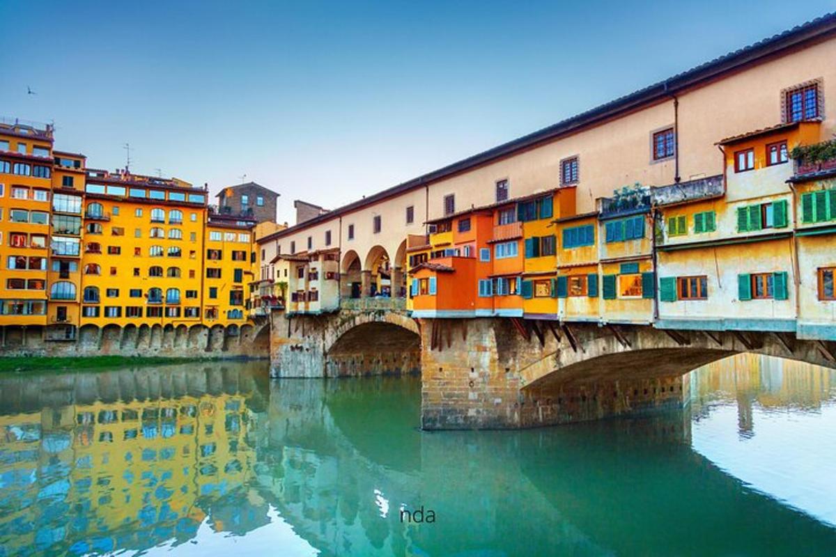 Un puente sobre un río con edificios coloridos.