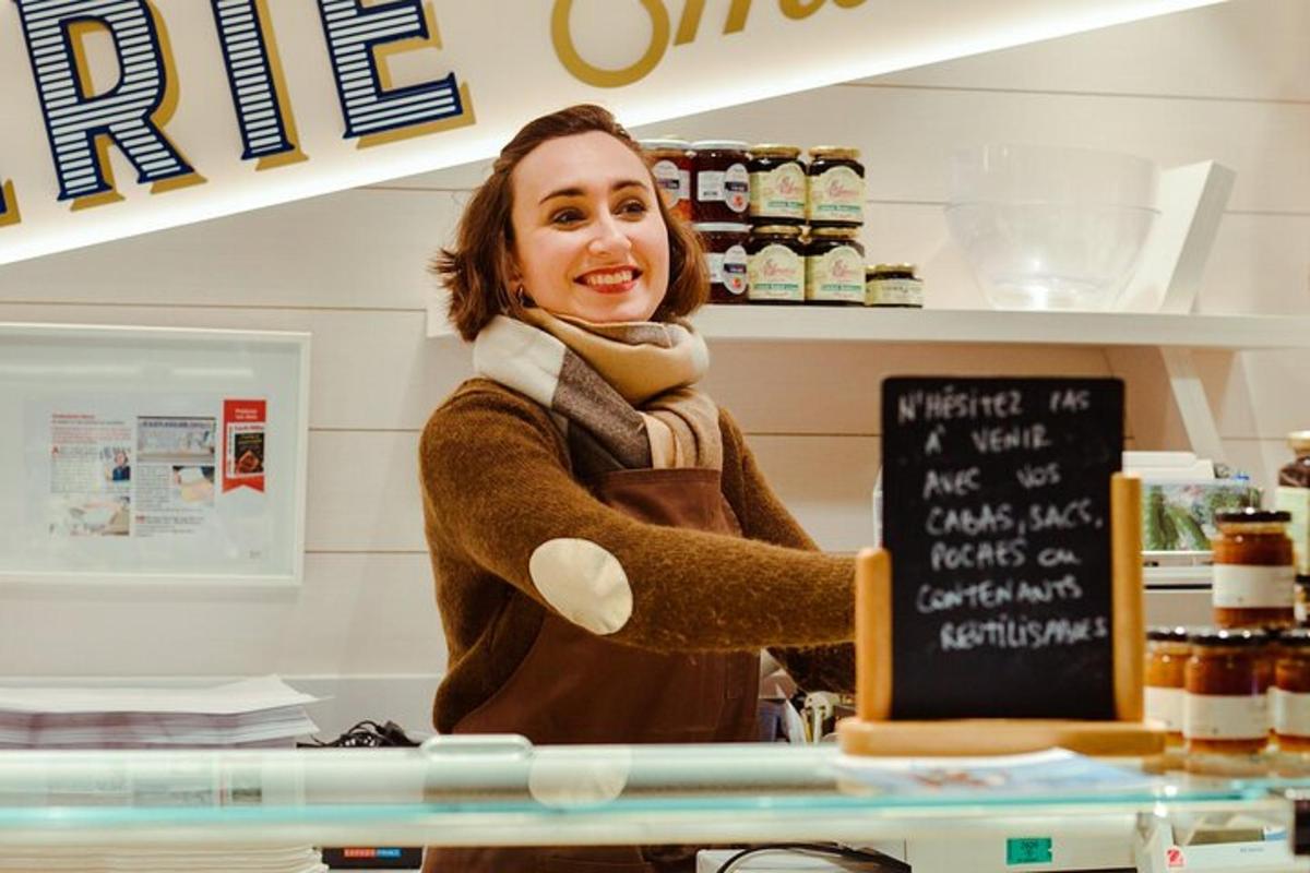 žena stoji iza pulta u trgovini