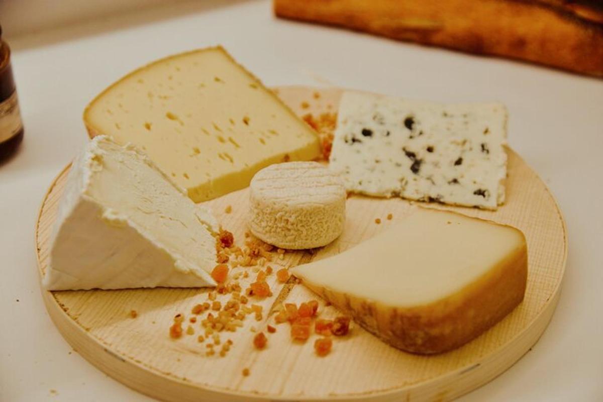 un plat de fusta amb diferents tipus de formatge