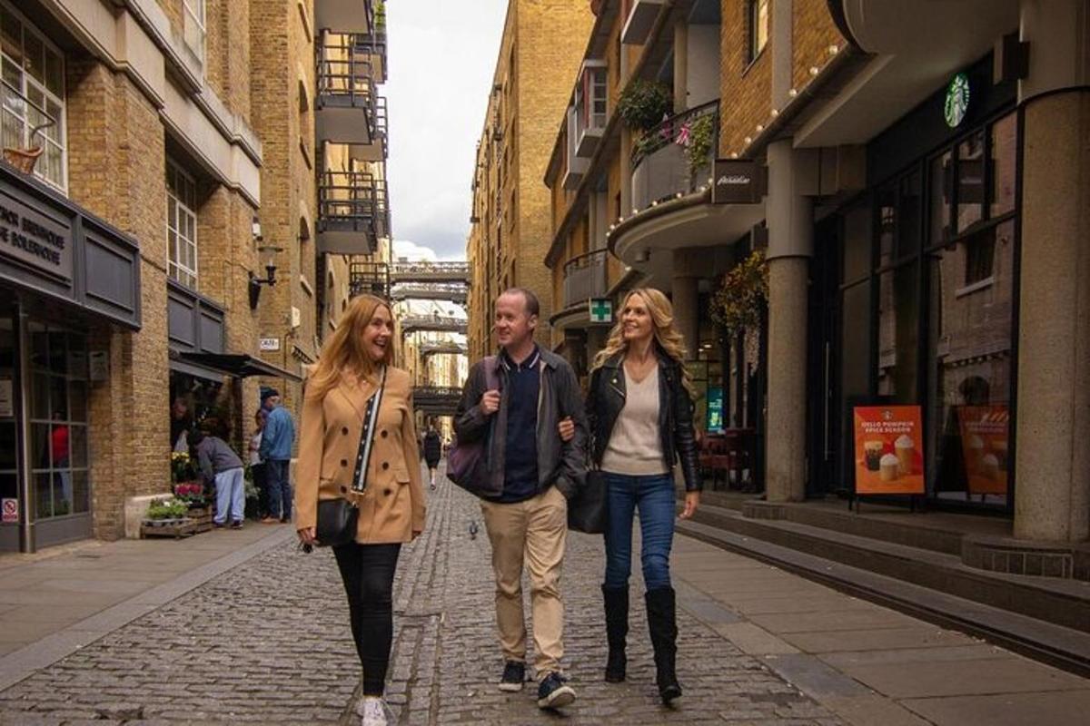 un uomo e due donne camminano lungo una strada