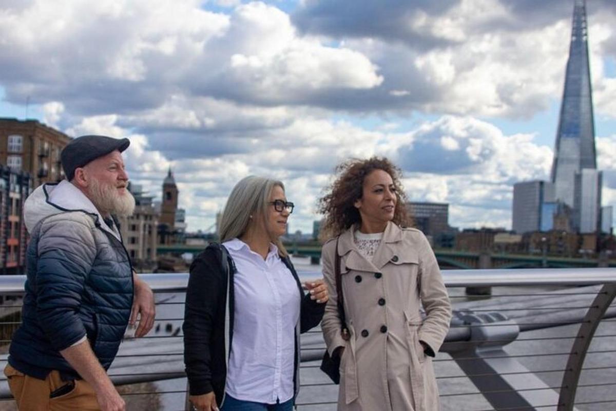 un grup de tres persones dempeus en un pont
