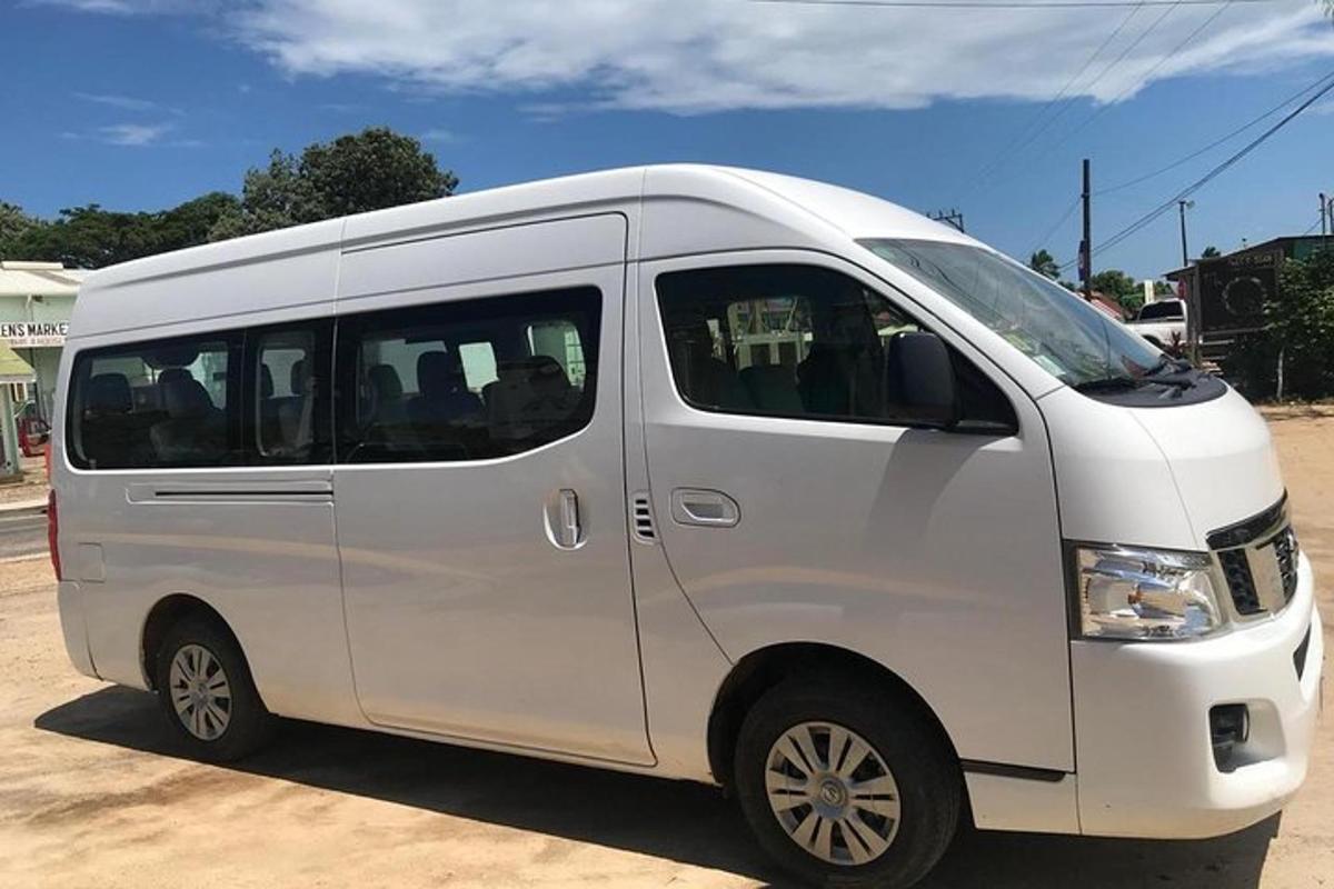 一辆白色货车停在停车场