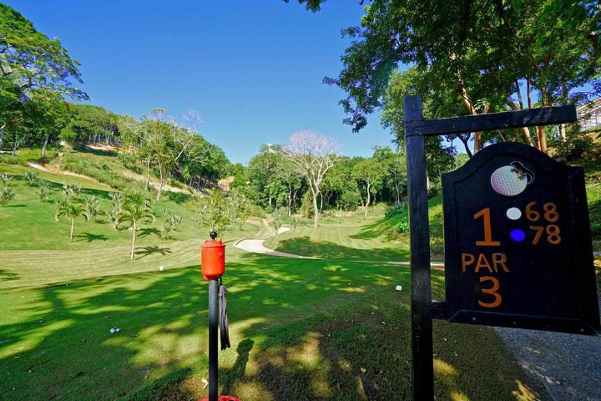a sign in front of a par golf course