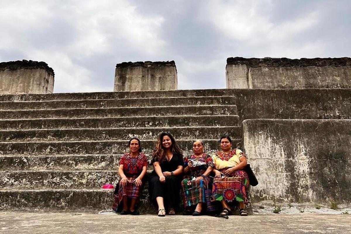 Un grupo de mujeres sentadas en unos escalones