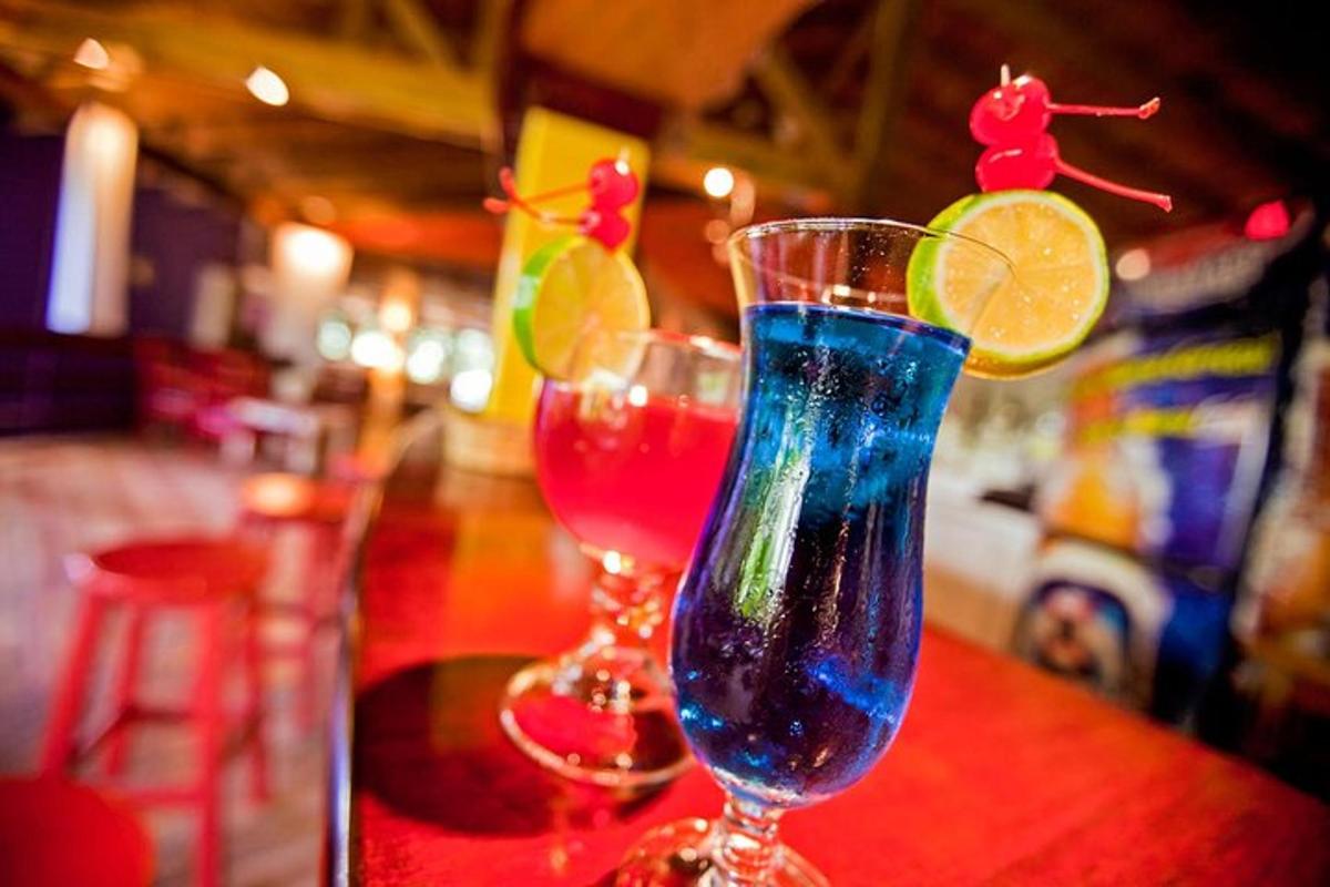 dalawang cocktail na nakaupo sa isang bar na may mga hiwa ng dayap