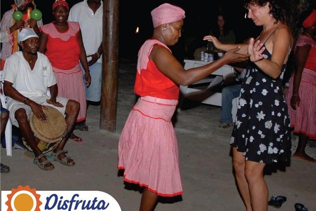 un gruppo di donne che ballano a una festa