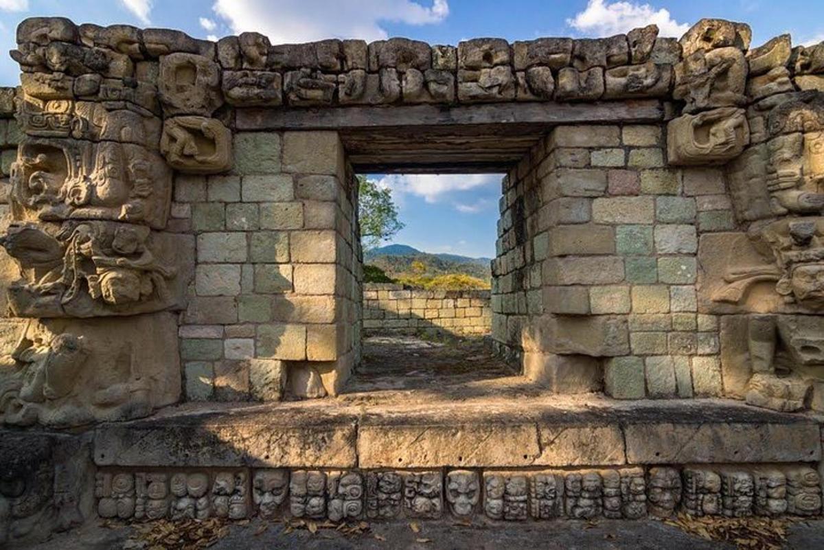 un ingresso a un edificio in pietra con una porta