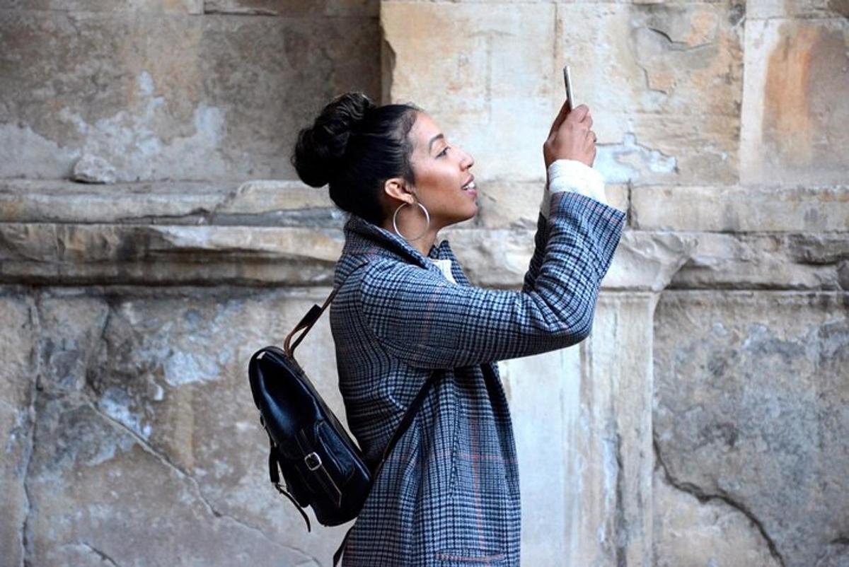 una donna che scatta una foto di un muro