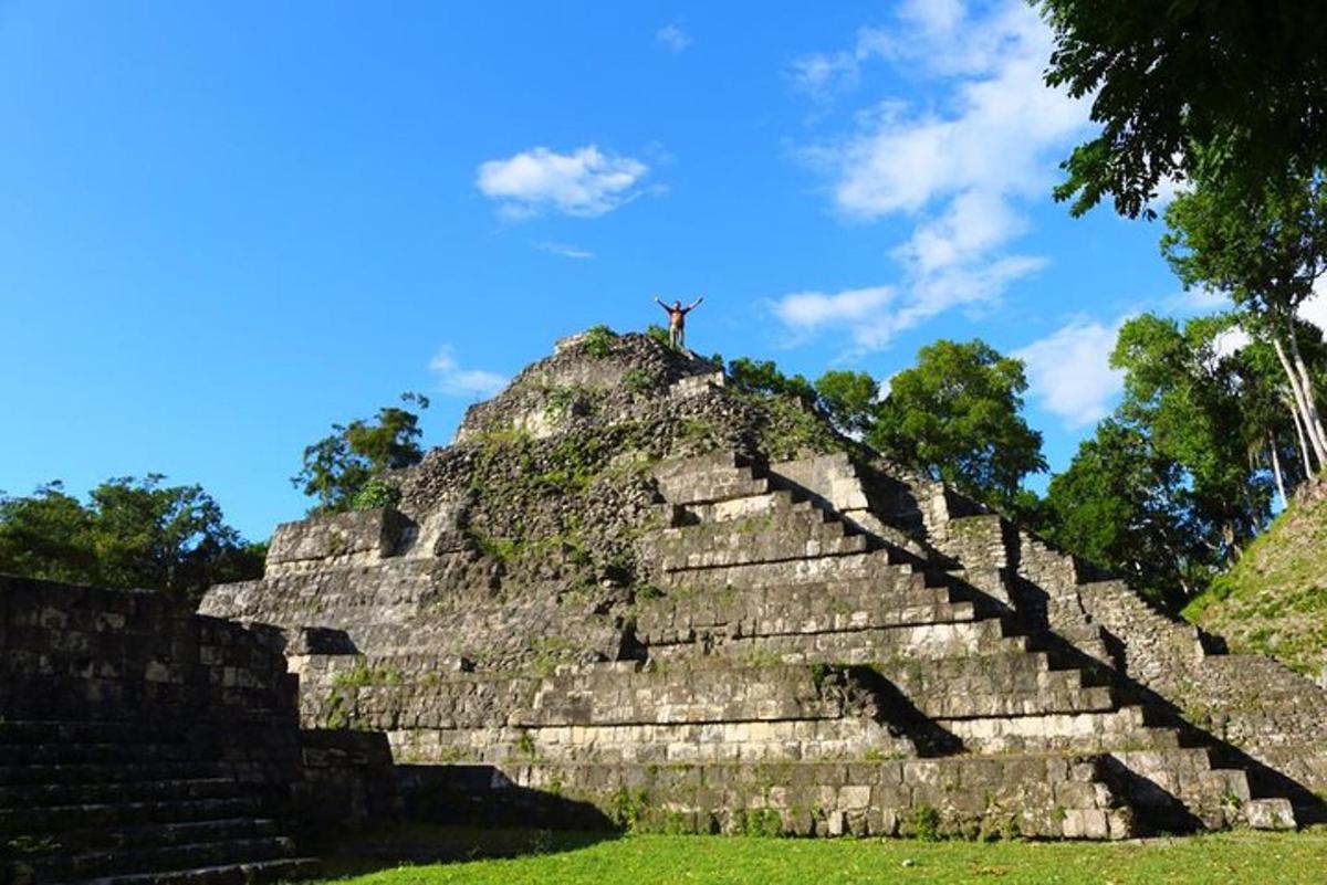 un uomo in piedi in cima a una piramide