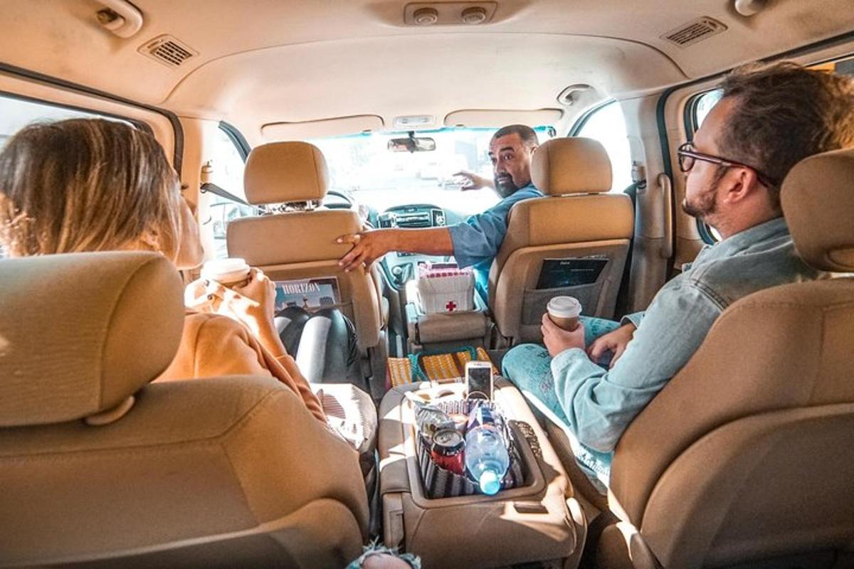 un groupe de personnes assises à l'arrière d'une camionnette