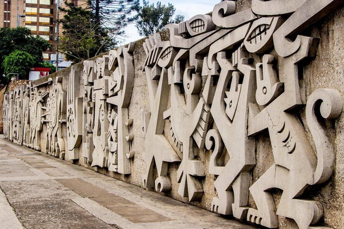 un mur couvert de graffitis au bord d'une rue