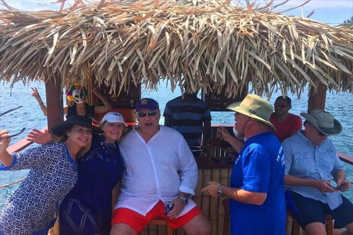 un grup de persones assegudes en un vaixell