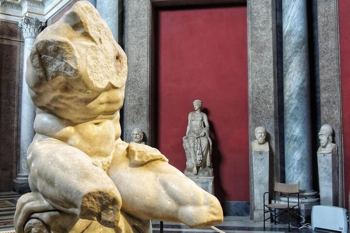 ένα άγαλμα ενός λιονταριού μπροστά από ένα κτίριο