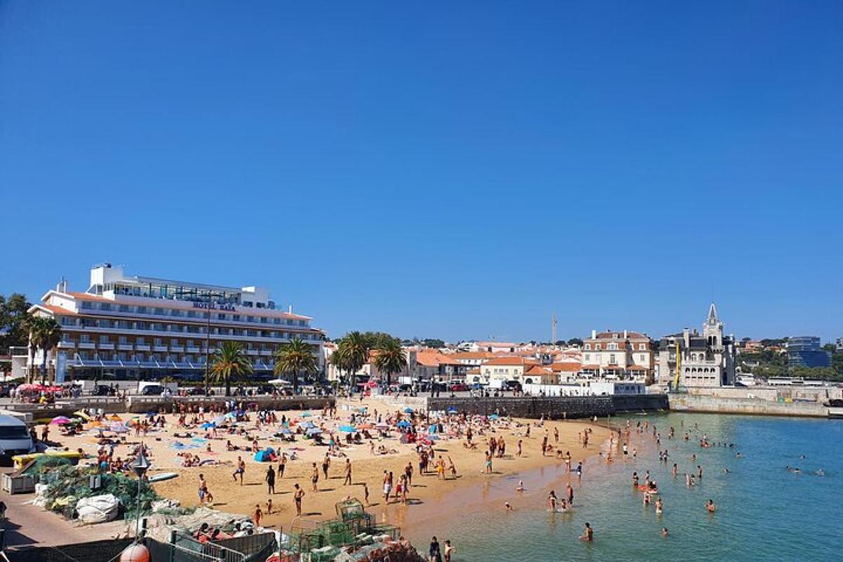 un grup de persones en una platja a prop de l'aigua