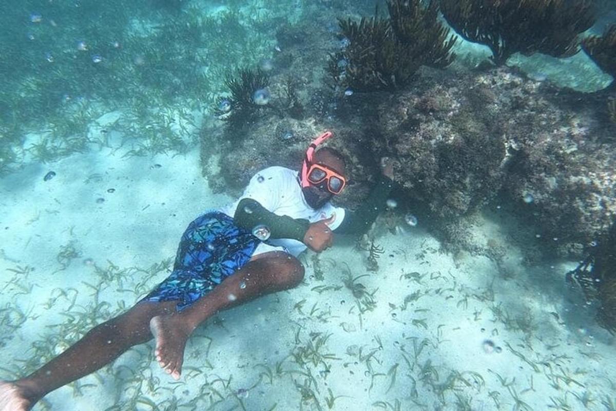 un uomo sdraiato a terra nell'oceano