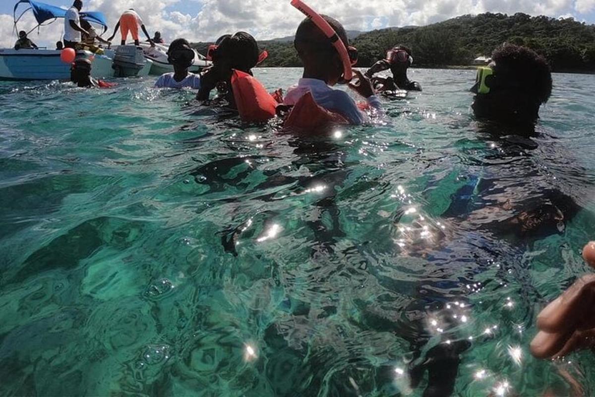 un gruppo di persone in acqua su una barca