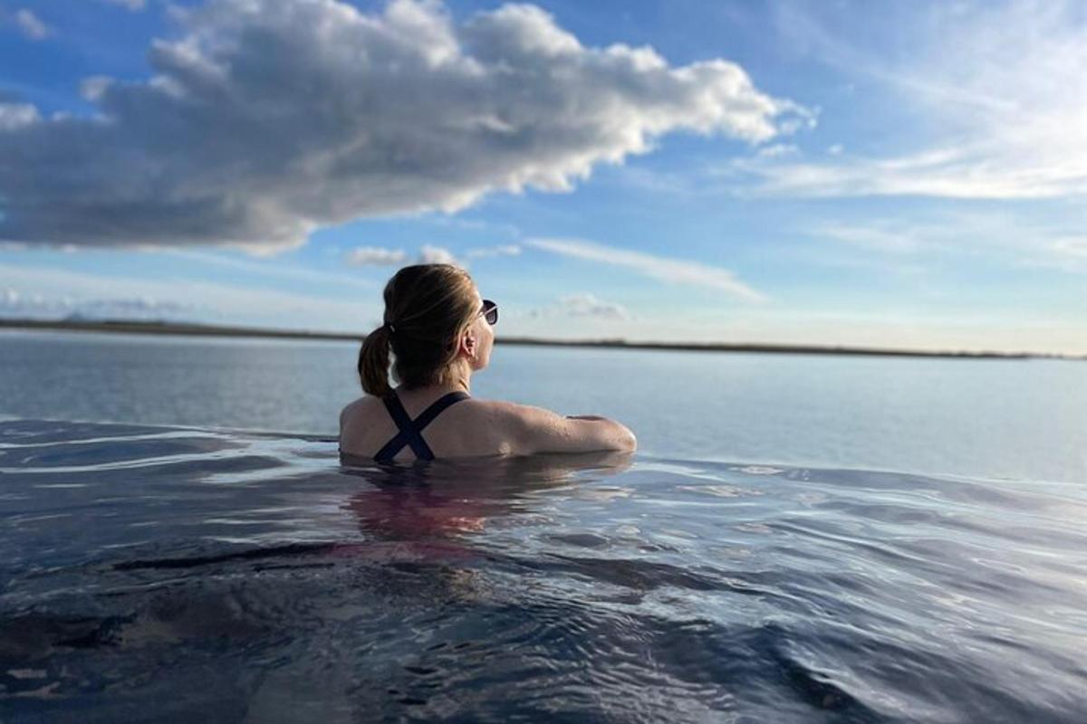 жінка, що сидить у водоймі