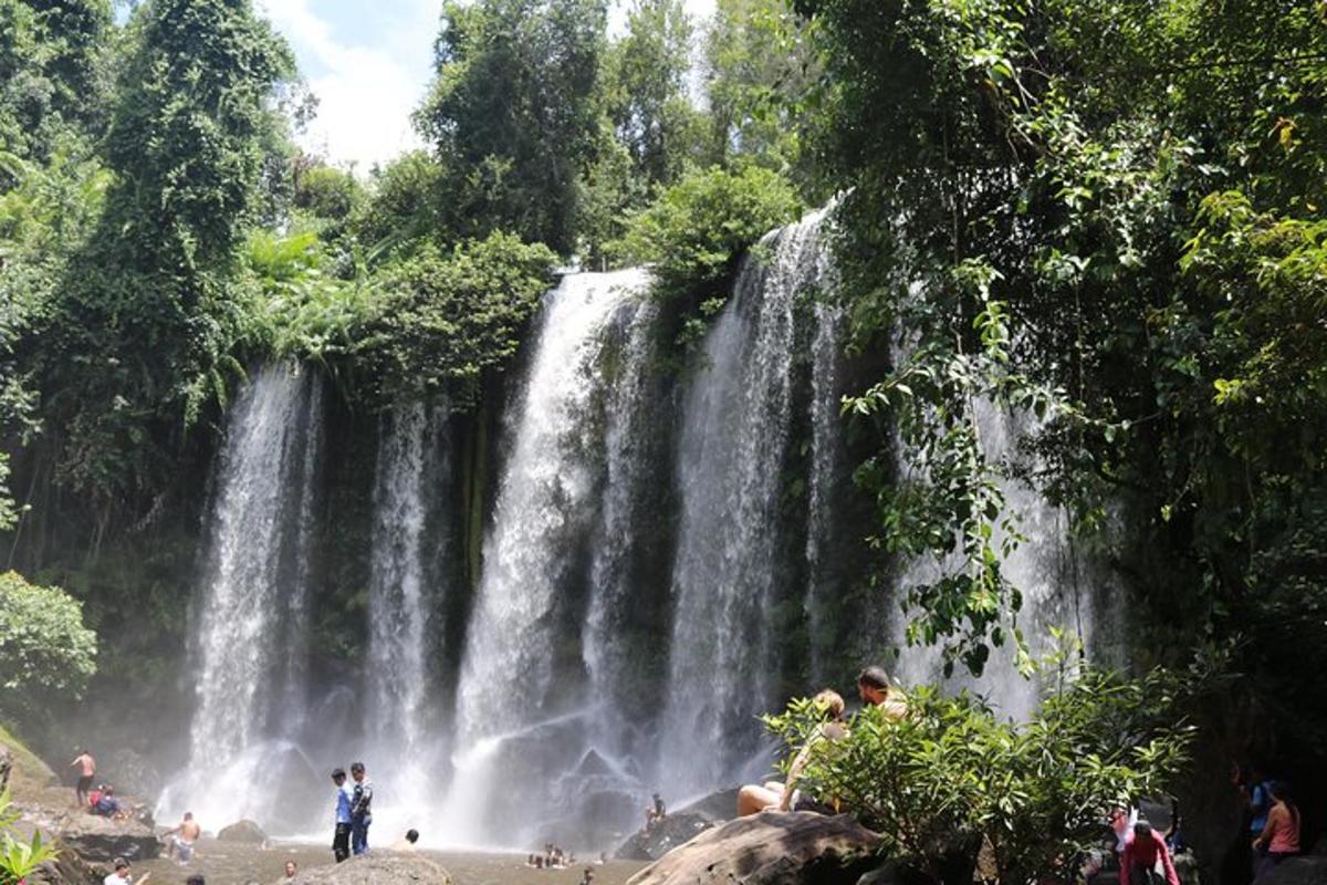 gent dempeus davant d'una cascada