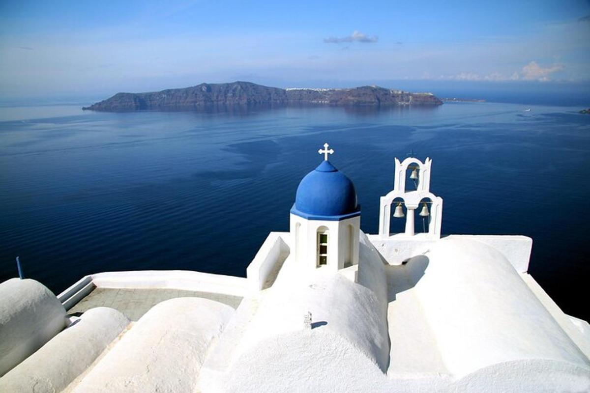 una chiesa bianca con una cupola blu sopra l'acqua