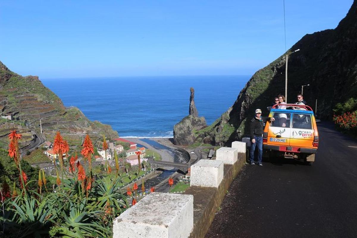 um ônibus dirigindo por uma estrada com pessoas dentro
