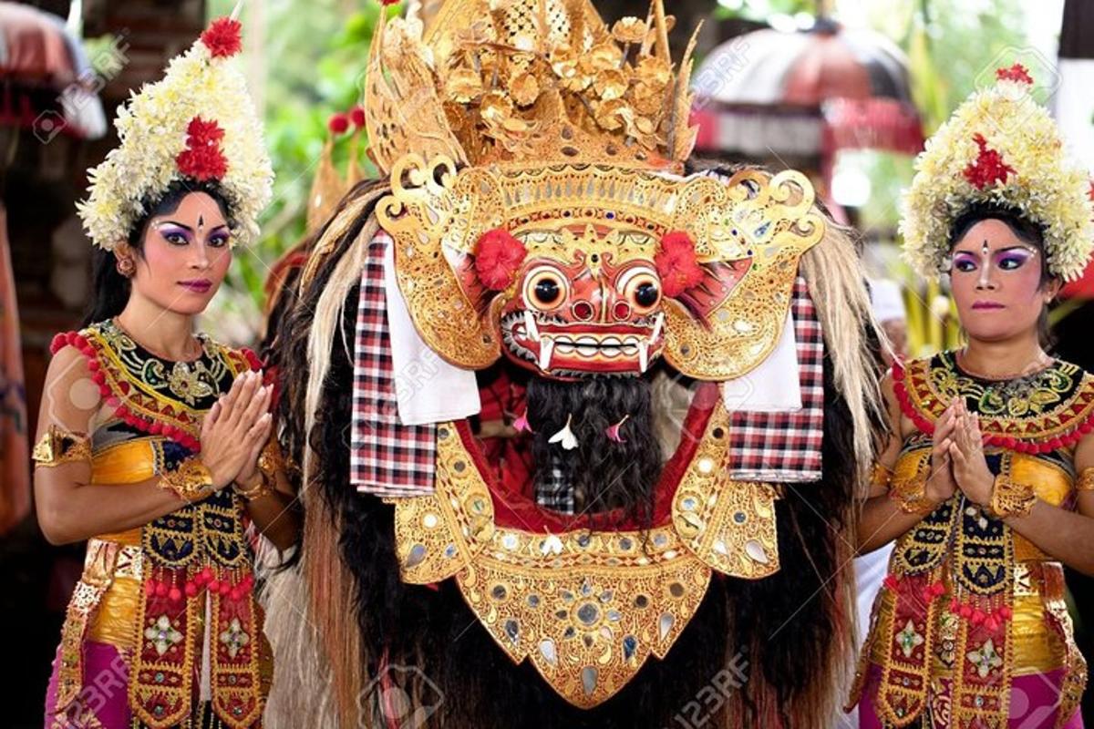 twee vrouwen gekleed in kostuums met een masker en een kroon