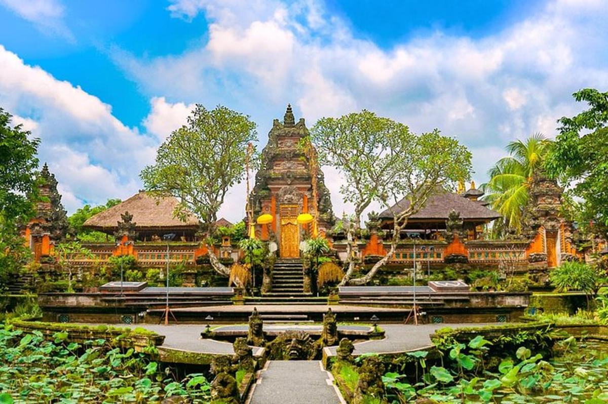 một ngôi chùa trong một khu vườn có cây cối và các tòa nhà