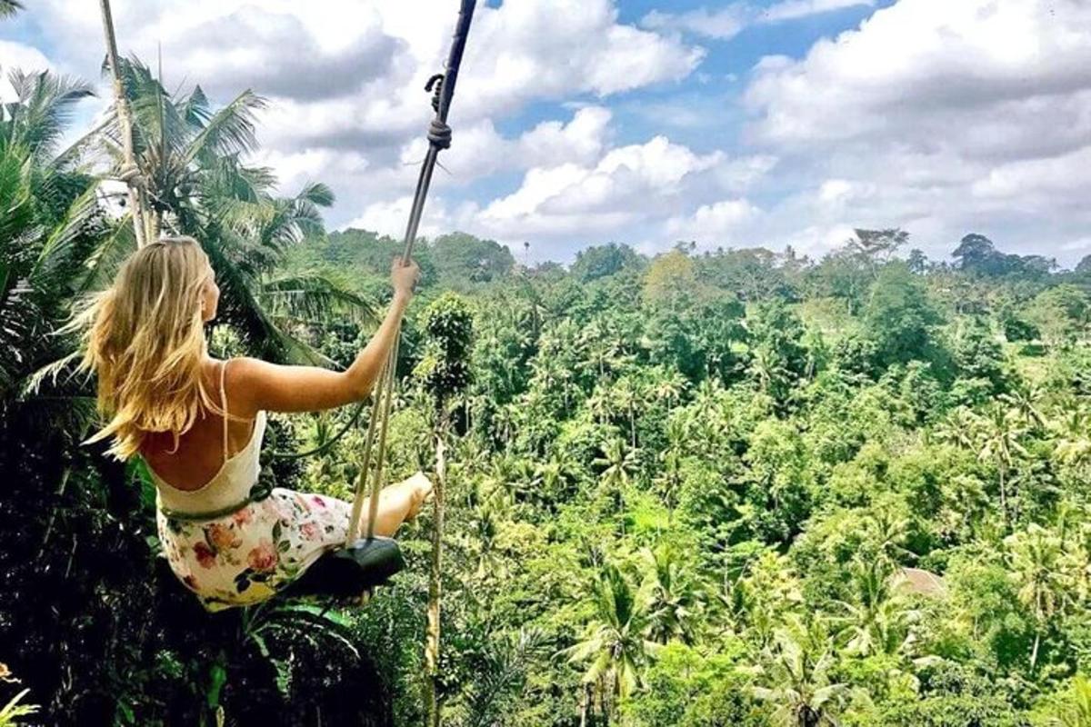 một người phụ nữ trên đường trượt zipline trong rừng