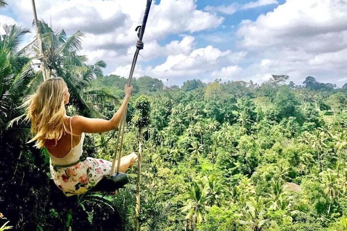 ormanda zipline'da sallanan bir kadın