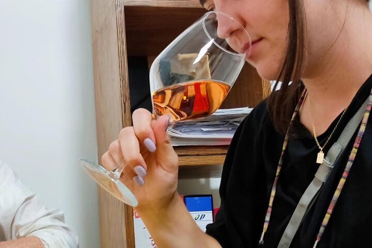 een vrouw die een glas wijn drinkt
