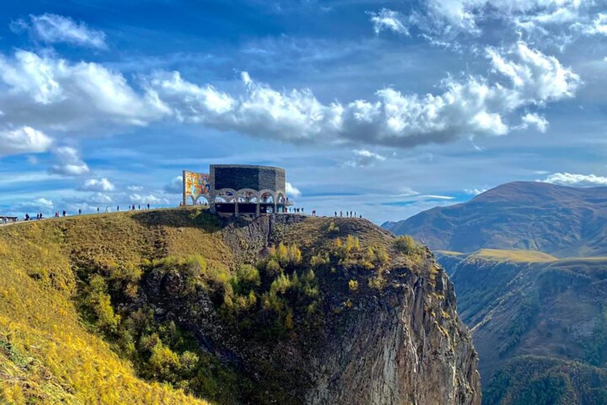 sebuah bangunan di puncak gunung