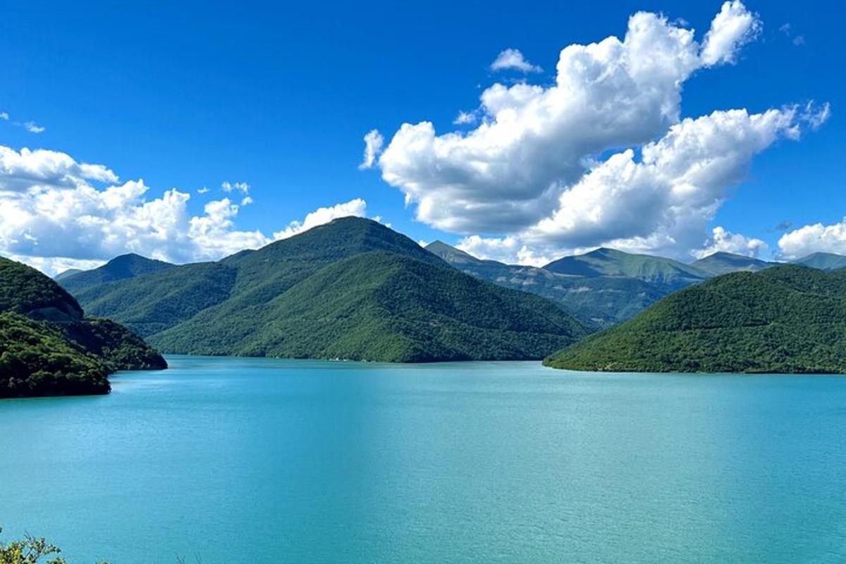 tasik biru besar dengan latar belakang gunung