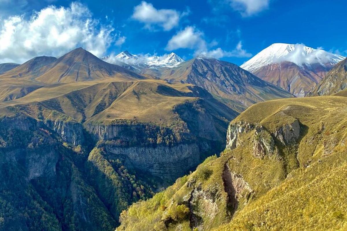 pemandangan banjaran gunung dengan gunung yang dilitupi salji