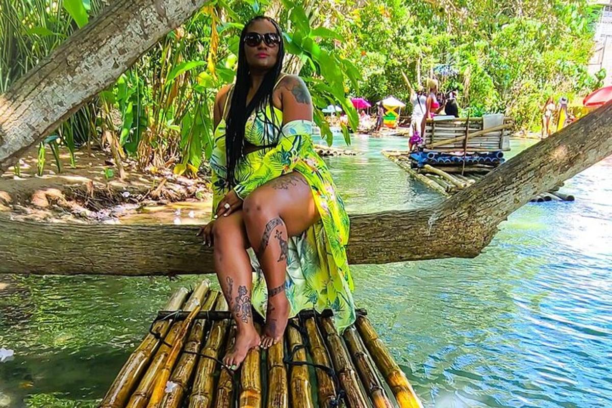 una dona asseguda en una branca d'arbre a l'aigua