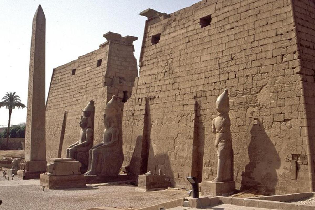 un bâtiment avec des statues sur le côté
