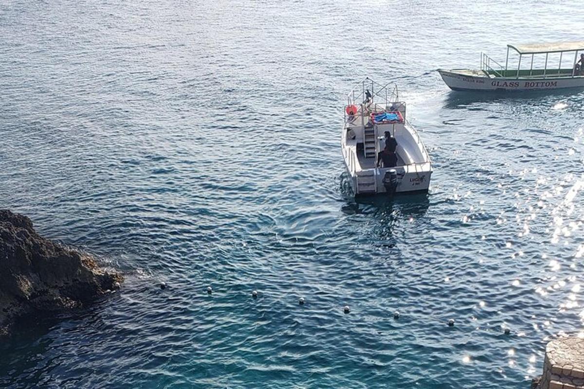 un barco blanco en el agua al lado de otro barco