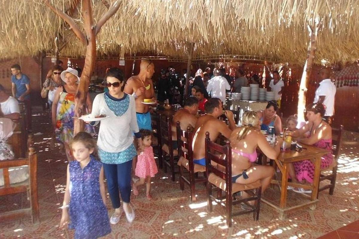Un grupo de personas sentadas en sillas en un restaurante.